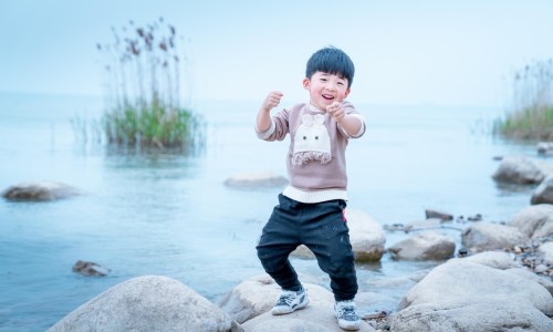 3岁小孩全身长豆豆怎么回事-三岁宝宝身上长痘痘怎么回事网—知名的3岁宝宝身上起了4个讽刺样的痘痘网站,分享3岁小孩身上长痘痘知识